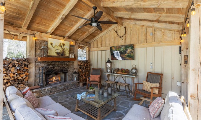 Mirror Lake Cottage | Pet-Friendly Designer Cottage with Amazing Outdoor Spaces