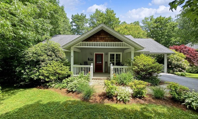 Highlands Cabin | Highlands Haven | Cozy Retreat near Main Street with Fire Pit