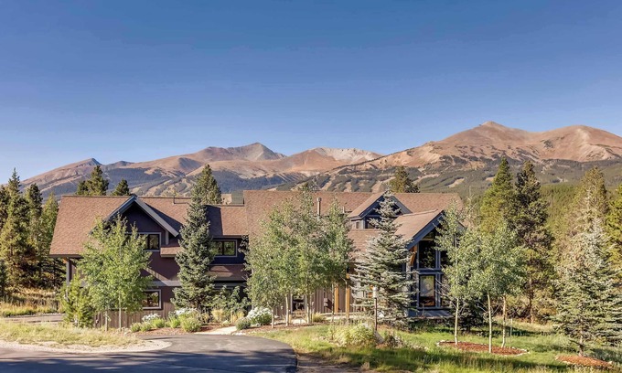 The Highlands House | Spacious Home with Breathtaking Views, Pet-Friendly Retreat!