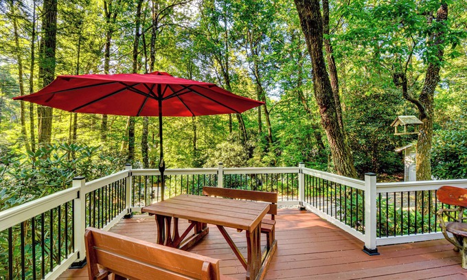 Mirror Lake Cottage | Top-Rated Highlands Vacation Rental Near Mirror Lake!