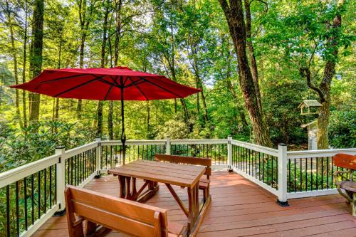 Mirror Lake House | Cozy Highlands Vacation Rental - Steps from Mirror Lake!