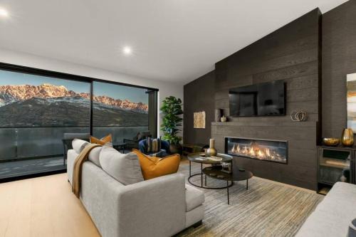 Queenstown Villa | Highview Hideaway - hot tub with lake views
