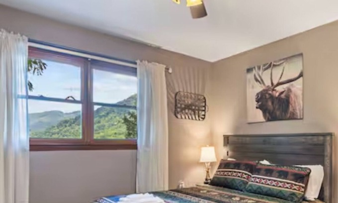 Maggie Valley Cabin | Mountain Retreat: Breathtaking Views & Cozy Kitchen Amenities