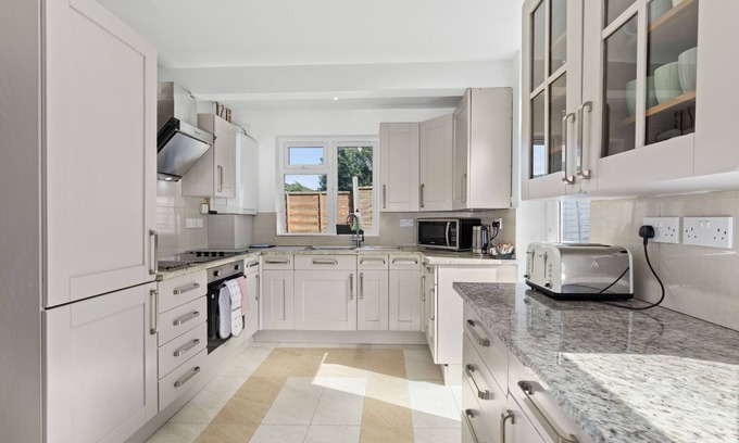 Brighton Cottage | Convenient Highway Haven with Free Parking and Breakfast