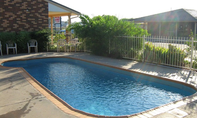 Hay Hotel | Highway Inn Motel: 4-Star Stay with Pool & Family Amenities