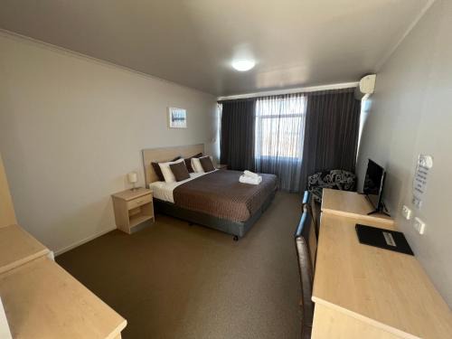 Bonython Hotel | Oceanfront Highway One Motel with Hot Tub & Breakfast