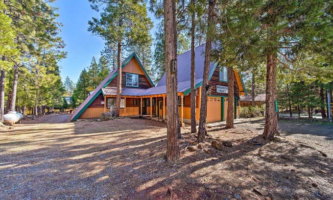 Trinity Center Cabin | Inviting Trinity Center Cabin with Deck & Spa Amenities