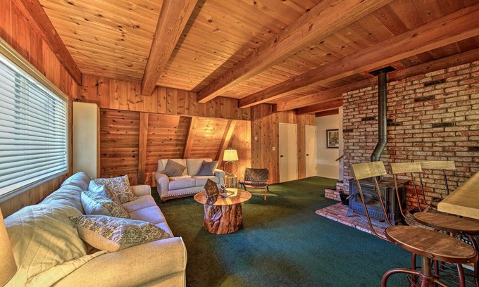 Trinity Center Cottage | Cozy Trinity Center Cabin with Deck & Ocean View