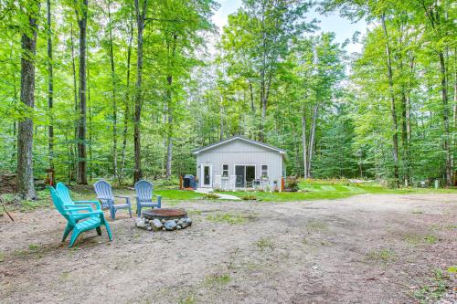 Lake Ann House | Hike, Ski and Unwind Michigan Escape with Fire Pit!