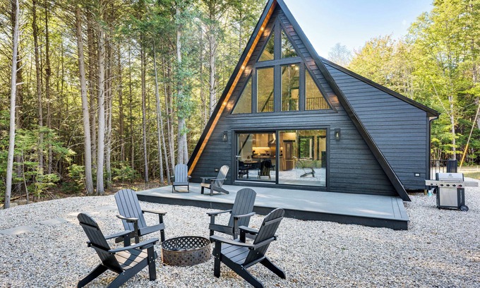 Danbury Cabin | Hike, Ski & Explore: Serene Danbury Cabin w/Sauna