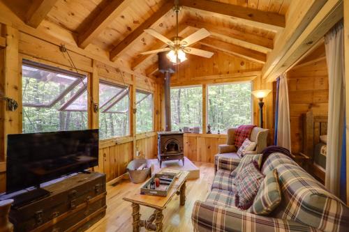 Vein Mountain Apartment | Relaxing Marion Cabin with Hot Tub & Nature Trails Nearby