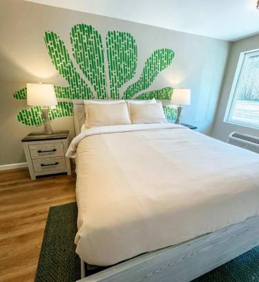 Townsend Hotel | Pet-Friendly Meadow Room at the Trailblazer - Rated 10/10