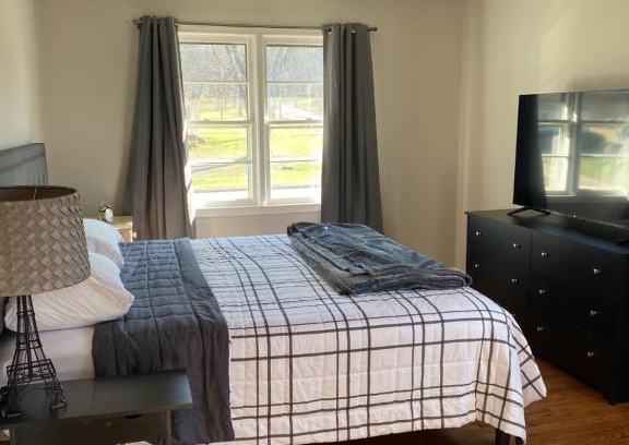Travelers Rest House | Hiker's Retreat: Modern 3 Bedroom Home, Rated 10/10