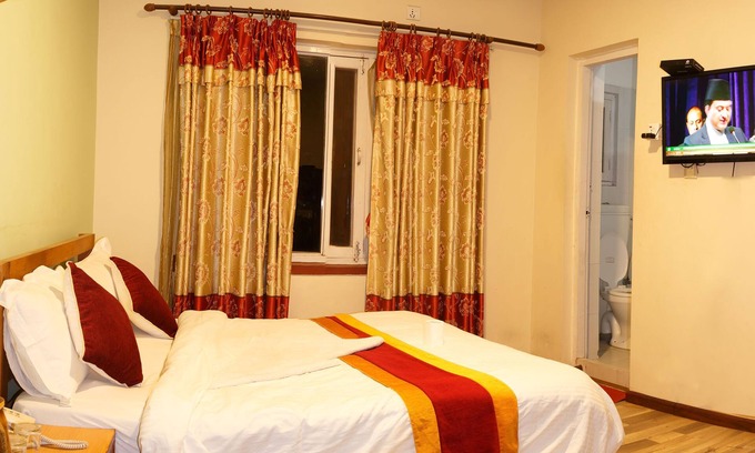 Thamel Hotel | Hikers Haven - Cozy Retreat with Pool and Breakfast