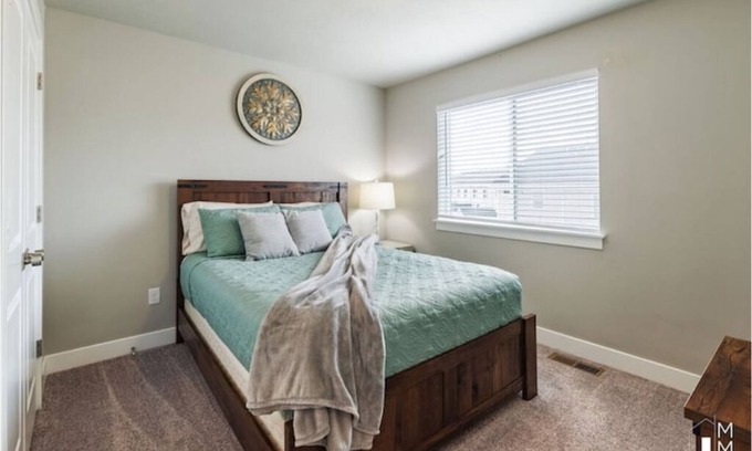 Enoch House | Explore Trails and Skiing with Pet-Friendly Amenities