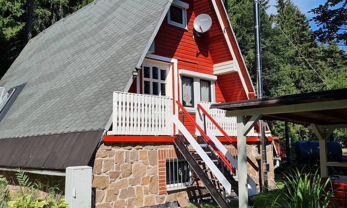 Neuhaus am Rennweg House | Cozy Retreat on the Rennsteig: Pet-Friendly with Spa & Pool
