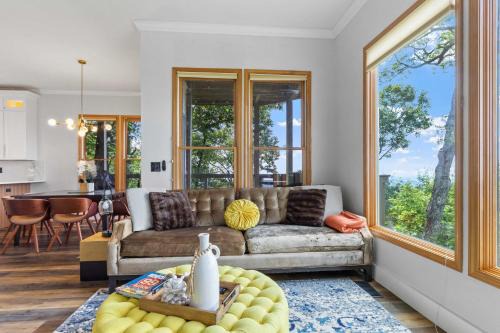 Mountain Air Apartment | Guest Rated 10/10: Pet-Friendly Condo with Balcony Access