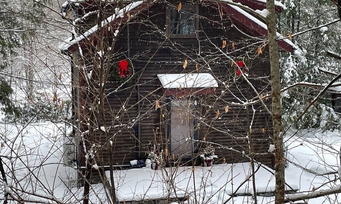 Chichester Cabin | Cozy Retreat: Hiking, Skiing & Fireside Relaxation Awaits