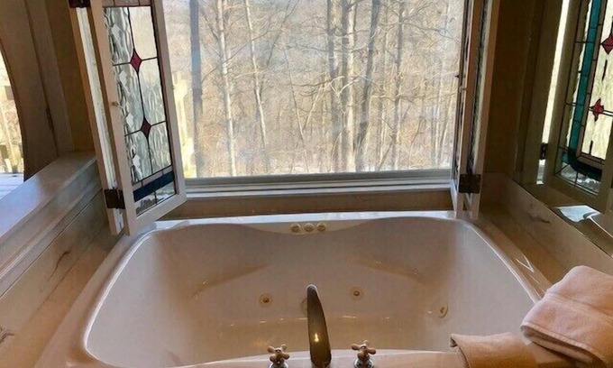 Eureka Springs Cabin | Family-Friendly Ozark Spring Cabin with Spa Tub & King Bed