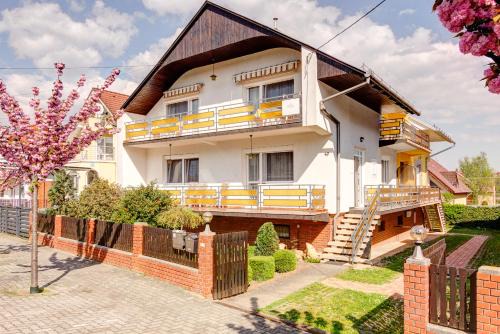 Heviz House | Cozy Hilda Vendégház Hévíz with Kitchen & Accessibility