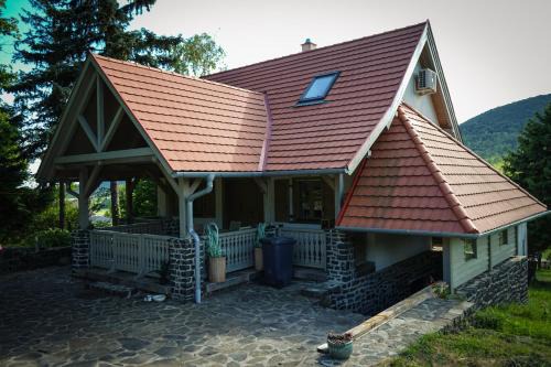 Kaptalantoti House | Hill & Chill