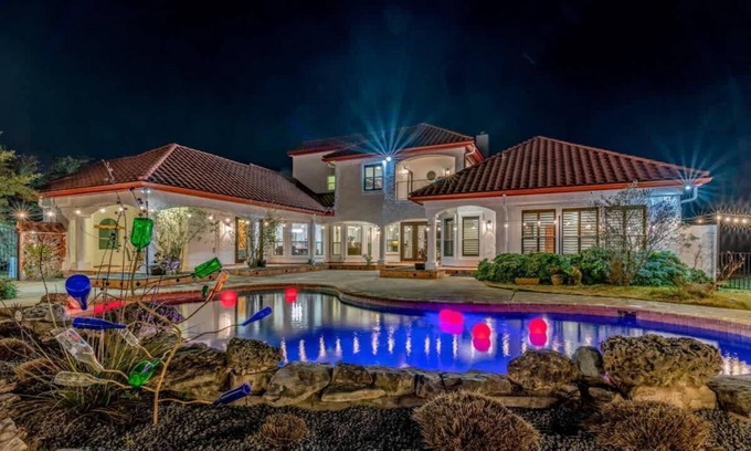 Austin House | Hill Country Mansion | Event Venue | Pool | Spa