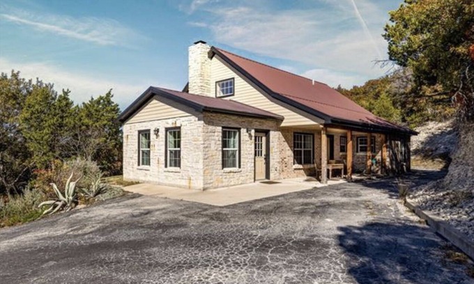 Paluxy House | Discover Hill Country Ranch Retreat with Pool & Breakfast