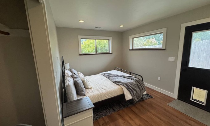Freshwater House | Spacious Bedroom with Child-Friendly Amenities - 10/10 Rating