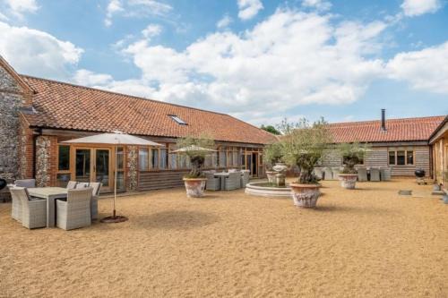 Ringstead House | Hill Farm Massingham: Family-Friendly Retreat with Pool Access