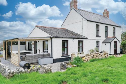 Crynant House | Hill House - Cozy 4 Bedroom Retreat in Llanrhidian