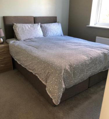 Brierley Hill House | Ideal Hill House Near Merry Hill for Families & Contractors