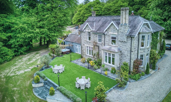 Ludchurch Cottage | Hill House Country Estate: Family-Friendly Retreat Awaits