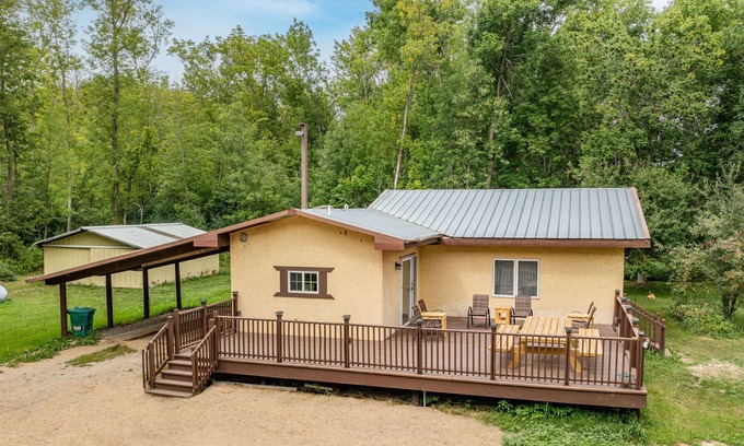 Hill City Cabin | Lakefront Getaway: Hill Lake Hideaway Cabin with Breakfast