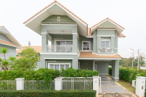 Hang Dong House | Relaxing Retreat at Hill Lake Villa - Family-Friendly Escape