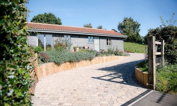 Woodbridge House | Cozy Hill Stables in Ufford with Breakfast & Kitchen Options
