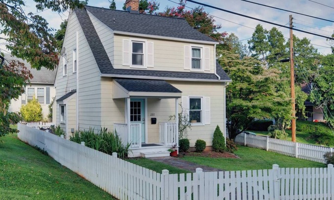 Fry's Spring House | Hill Street House: Walk to UVA Stadium with Family-Friendly Amenities