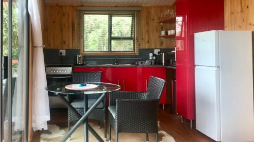 Hazyview Apartment | Scenic Hill Top Cabin with Oceanfront Pool Access
