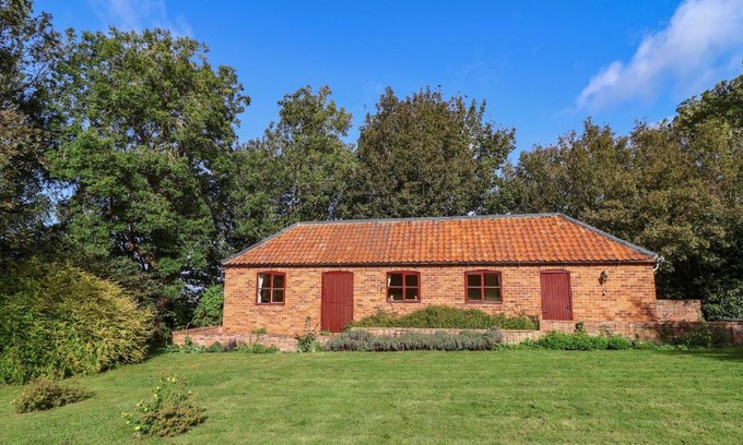 Leadenham House | Enchanting Hill Top Cottage - 4-Star Family Retreat