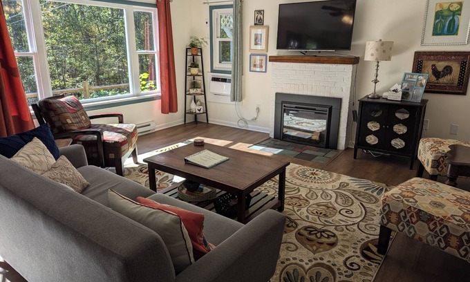 Cardiff Cottage | Hill Top Cottage: Family-Friendly Retreat with Breakfast