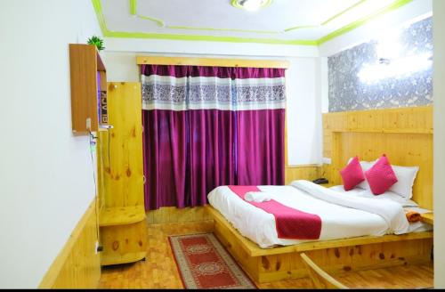 New Manali Apartment | Top-Rated Hill-Top Home Stay with Breakfast & Hot Tub