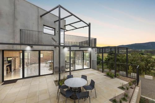 Wangaratta Forward House | Buffalo River Villa: Family-Friendly with Pet Amenities