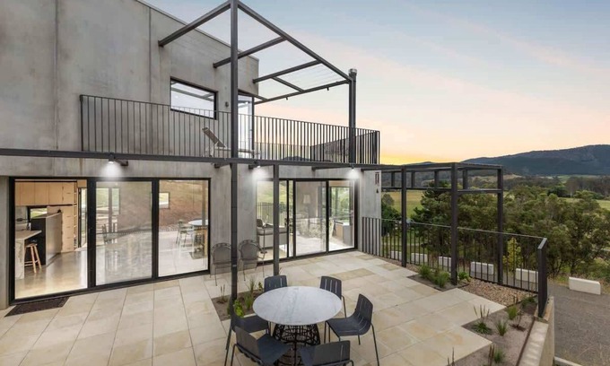 Wangaratta Forward House | Buffalo River Villa: Family-Friendly Retreat with Private Pool