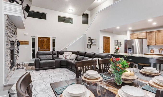 Fir Grove Estates Apartment | Relaxing Donnelly Cabin with Hot Tub & Pet Friendly Amenities