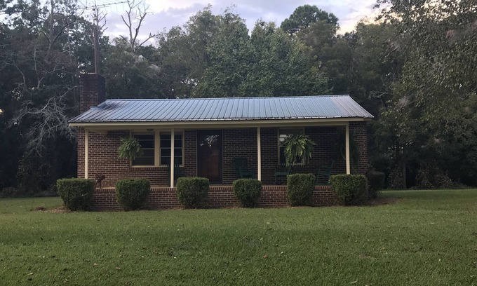 Pitts House | Pet-Friendly Hillbilly Hut with Pool & Family Amenities