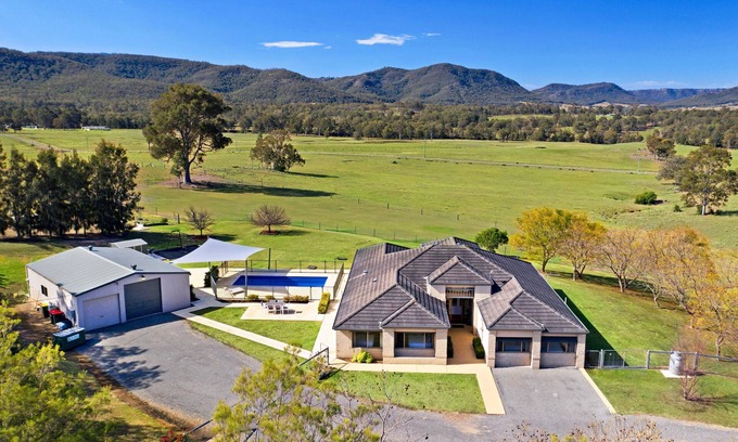Elderslie House | Hillbrook Estate - Breathtaking Views & Pet-Friendly Amenities