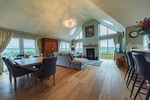 Hawick House | Hillcrest Retreat: Family-Friendly House with Hot Tub