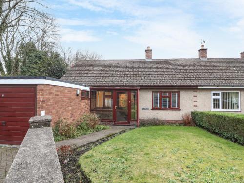 Cefn-mawr House | Family-Friendly Hillcrest Hotel with Pet Amenities