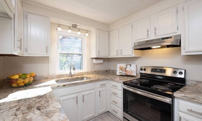 Hillcrest House | Family-Friendly Hillcrest Haven: 2BR Retreat with Kitchen