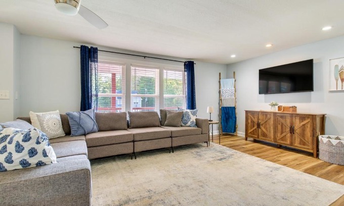 Hillsboro House | Hillsboro Hideaway: Private Hot Tub and Cozy Bunkhouse