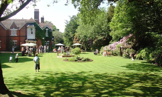 Cleedownton Hotel | Inviting Hillscourt: Family-Friendly with Onsite Dining